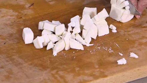 паста с орехами, помидорами и свекольными листьями