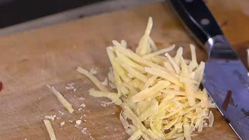 паста с орехами, помидорами и свекольными листьями