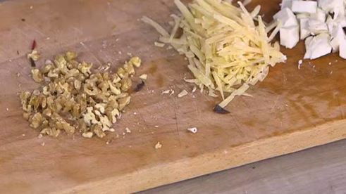 паста с орехами, помидорами и свекольными листьями