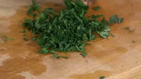 паста с орехами, помидорами и свекольными листьями