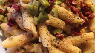 Паста с тунцом и вялеными томатами