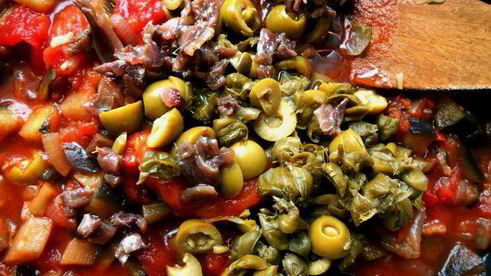 паста, запеченная со сливочно-куриным соусом и капонатой