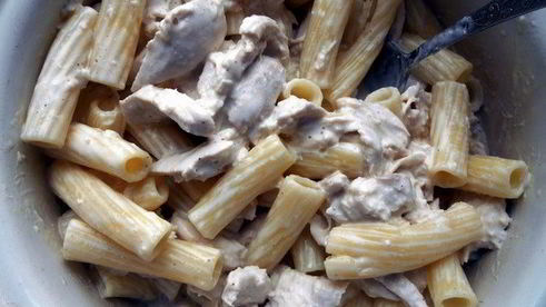 паста, запеченная со сливочно-куриным соусом и капонатой