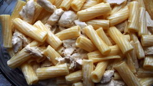 паста, запеченная со сливочно-куриным соусом и капонатой