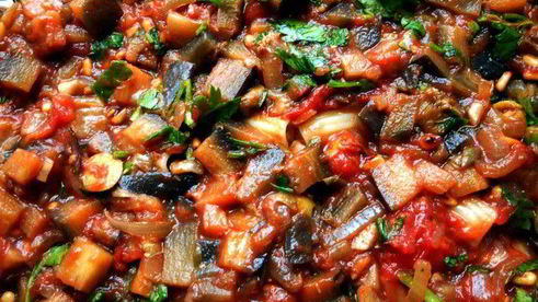 паста, запеченная со сливочно-куриным соусом и капонатой