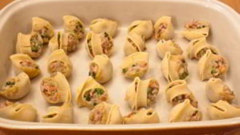 ракушки, фаршированные цуккини, помидорами и фаршем