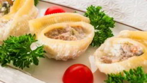 ракушки, фаршированные цуккини, помидорами и фаршем