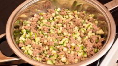 ракушки, фаршированные цуккини, помидорами и фаршем