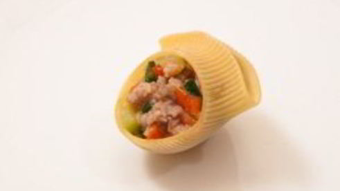 ракушки, фаршированные цуккини, помидорами и фаршем