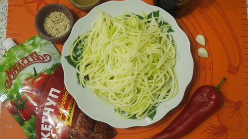 спагетти из кабачка с кунжутом и кетчупом
