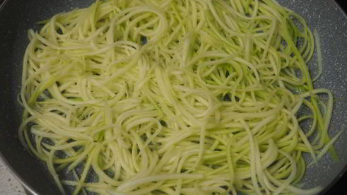 спагетти из кабачка с кунжутом и кетчупом