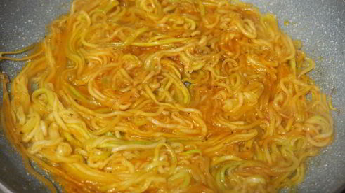 спагетти из кабачка с кунжутом и кетчупом