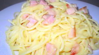 Спагетти карбонара с пармезаном и беконом