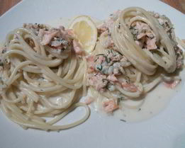 Спагетти под соусом из слабосоленого лосося с розовым перцем