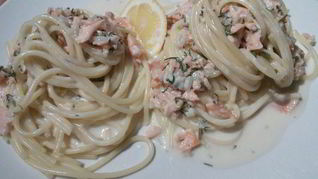 Спагетти под соусом из слабосоленого лосося с розовым перцем