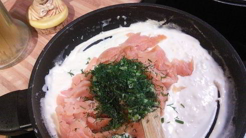 спагетти под соусом из слабосоленого лосося с розовым перцем