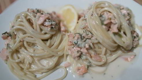 спагетти под соусом из слабосоленого лосося с розовым перцем