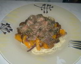 Спагетти с филе говядины и печенью, сладким перцем, луком и опятами