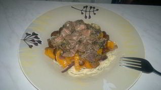 Спагетти с филе говядины и печенью, сладким перцем, луком и опятами