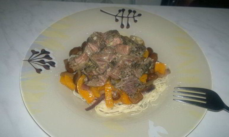 Рецепт спагетти с филе говядины и печенью, сладким перцем, луком и опятами