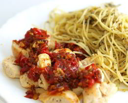 Спагетти с курицей и помидорами