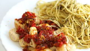 Спагетти с курицей и помидорами