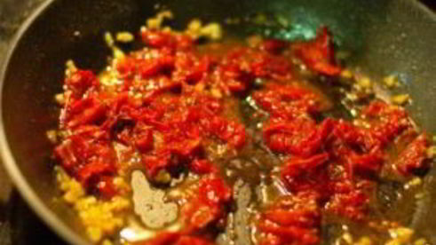 спагетти с курицей и помидорами