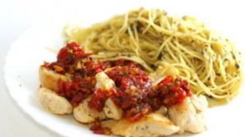 спагетти с курицей и помидорами