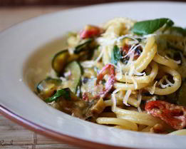 Спагетти с цукини, перцем чили и базиликом