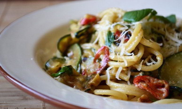 Рецепт спагетти с цукини, перцем чили и базиликом