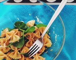 Вегетарианская паста со шпинтом и пикантной заправкой