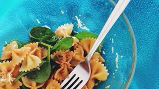 Вегетарианская паста со шпинтом и пикантной заправкой