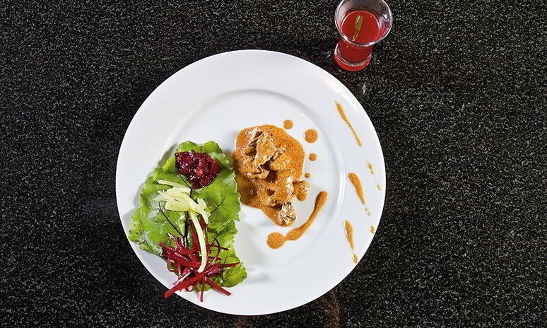 Рецепт бефстроганова со свекольно-земляничным гарниром