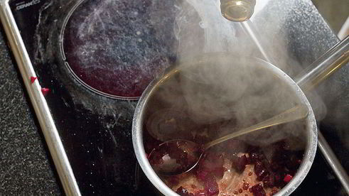 бефстроганов со свекольно-земляничным гарниром