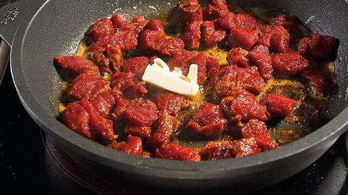 бефстроганов со свекольно-земляничным гарниром