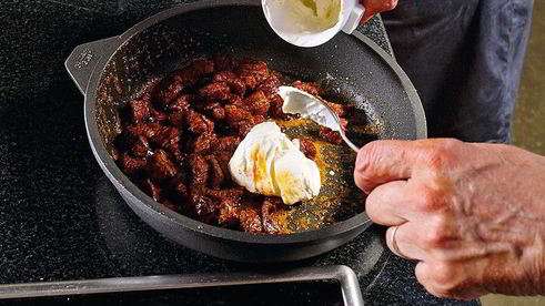 бефстроганов со свекольно-земляничным гарниром