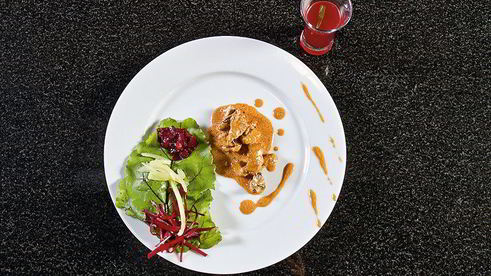 бефстроганов со свекольно-земляничным гарниром