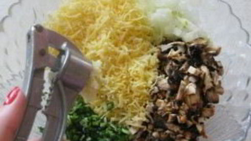 биточки с грибами и сыром