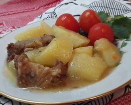 Говядина, тушеная с луком и картофелем