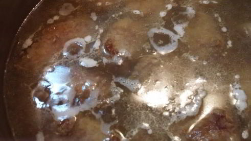 говядина, тушеная с луком и картофелем