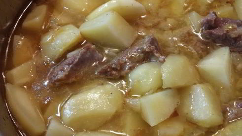 говядина, тушеная с луком и картофелем