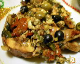 Кролик с маслинами, оливками и беконом