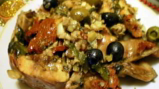 Кролик с маслинами, оливками и беконом