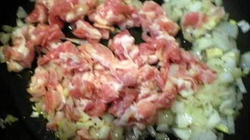 кролик с маслинами, оливками и беконом