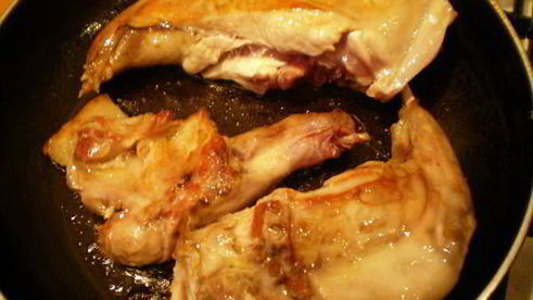 кролик с маслинами, оливками и беконом