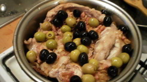 кролик с маслинами, оливками и беконом