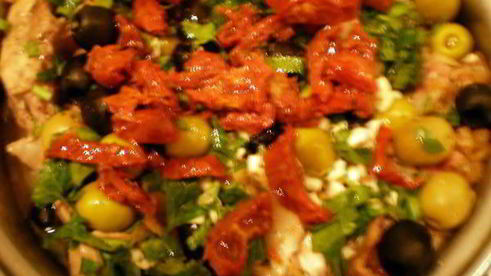 кролик с маслинами, оливками и беконом