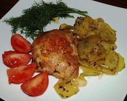 Куриные бедрышки с ароматными картофельными ломтиками