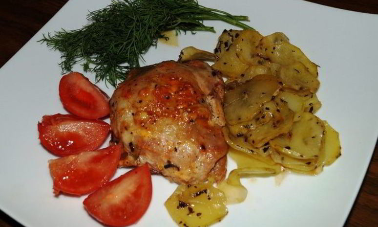 Рецепт куриных бедрышек с ароматными картофельными ломтиками