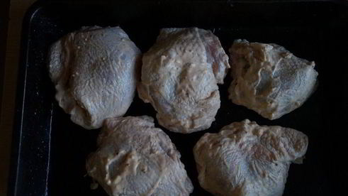 куриные бедрышки с ароматными картофельными ломтиками